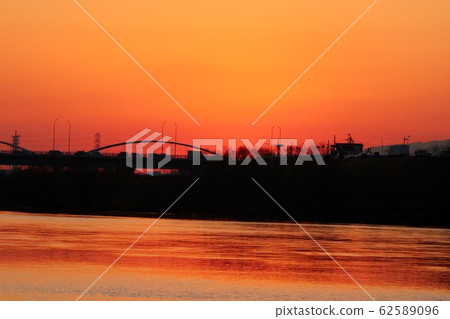 Yodo River shining in the setting sun Yodo River shining in the setting sun 62589096