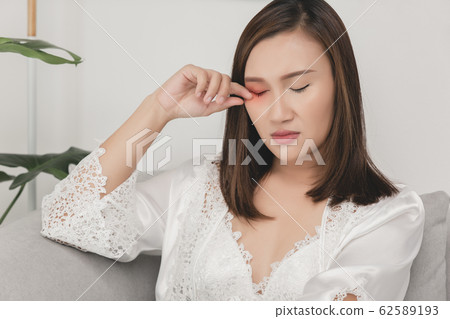 itching eye 62589193