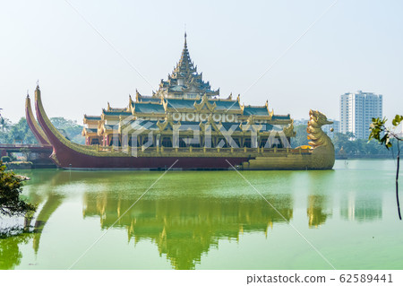 Dragon Boat On Lake Kandawgyi Yangon Burma Dragon Boat On Lake Kandawgyi Yangon Burma 62589441