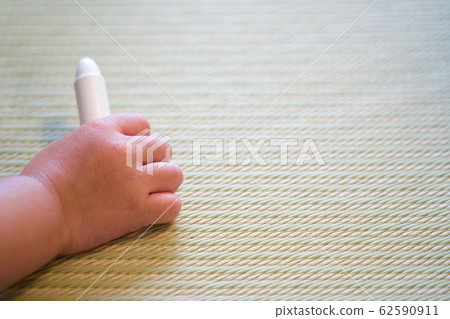 Children's hands on washable tatami crayons 62590911