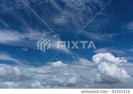 Clouds Spraying The Blue Sky 62591418