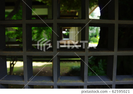 從格子門看的日本建築 從格子門看的日本建築 62595021
