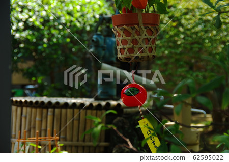 一個日式花園中的細月花盆和風鈴 62595022