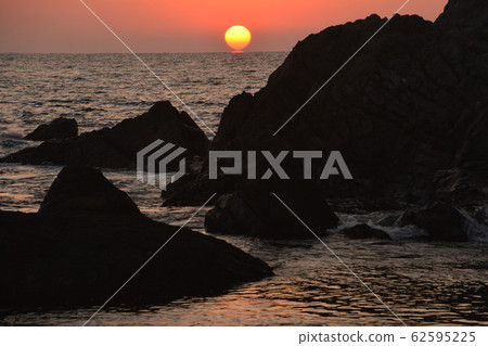 Cape Muroto Daruma Sunset 2 (New Year's Day 3, Cape Muroto, Muroto City, Kochi Prefecture) 62595225