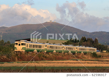 大賀本線：在深秋的寒風山上行駛的當地火車（Kiha 40系列5層） 62596917