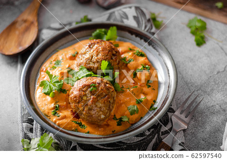 Grilled meatball with curry tomato sauce Grilled meatball with curry tomato sauce 62597540