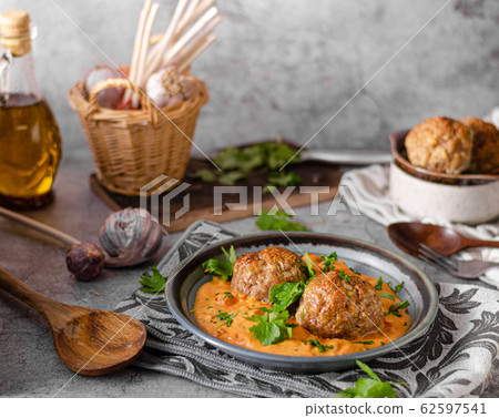 Grilled meatball with curry tomato sauce Grilled meatball with curry tomato sauce 62597541