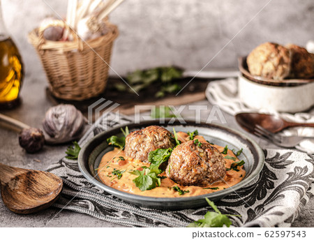 Grilled meatball with curry tomato sauce Grilled meatball with curry tomato sauce 62597543