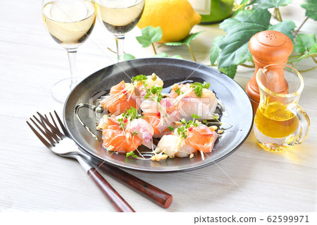 Carpaccio(意大利文,開胃菜,意大利菜,海鮮,扇貝,紅鯛魚,鮭魚,橄欖油 Carpaccio(意大利文,開胃菜,意大利菜,海鮮,扇貝,紅鯛魚,鮭魚,橄欖油 62599971