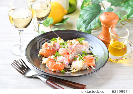 Carpaccio(意大利文,開胃菜,意大利菜,海鮮,扇貝,紅鯛魚,鮭魚,橄欖油 Carpaccio(意大利文,開胃菜,意大利菜,海鮮,扇貝,紅鯛魚,鮭魚,橄欖油 62599974