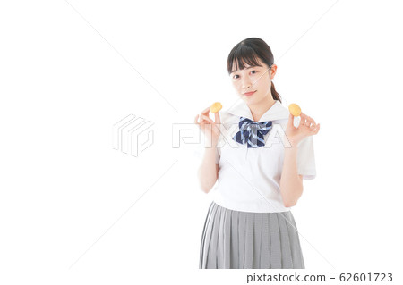 女學生穿制服吃零食 62601723