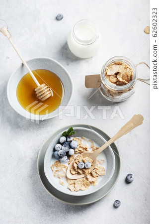 Breakfast with corn flakes 62602323