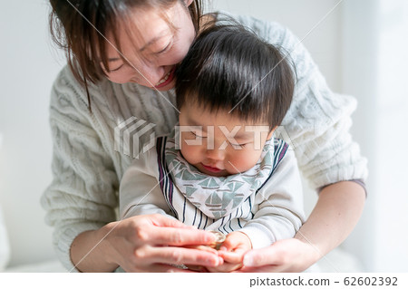 儲蓄兒童父母500日元硬幣 62602392