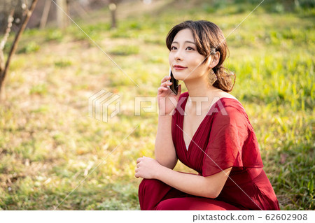 拿著手機的婦女 62602908