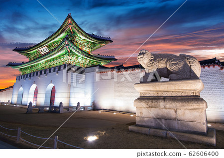 Gyeongbokgung palace at twilight in Seoul, South Korea. 62606400