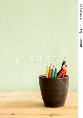 Color pencils in brown ceramic cup on wooden table Color pencils in brown ceramic cup on wooden table 62606545