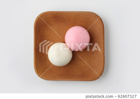 Red and white manju bun japanese confectionery Red and white manju bun japanese confectionery 62607327
