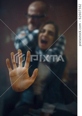 Maniac kidnapper smothers his doomed hostage 62607382