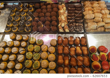 variety of small mignon pastries on display variety of small mignon pastries on display 62607653