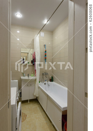 The entrance to the furnished bathroom is combined 62608068
