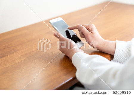 操作智能手機的手<女士> 62609510