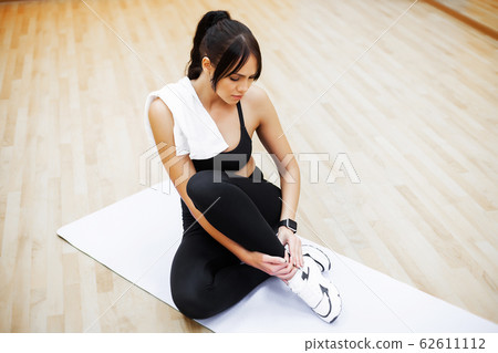 Fitness woman. Young attractive woman doing exercises in fitness gym 62611112