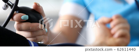 Woman applying tonometer 62611440