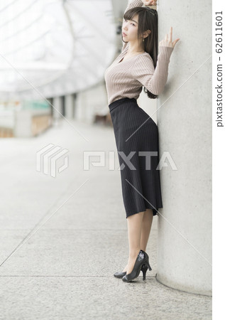 肖像婦女全身冬天坐標 62611601