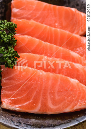 Salmon sashimi 62612089