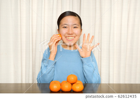 吃桔子的女孩 62612435