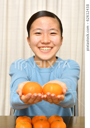 吃桔子的女孩 吃桔子的女孩 62612438