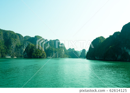Blue sea and islands of Halong Bay, Vietnam 62614125