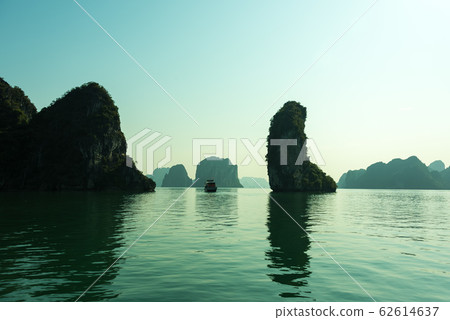 Blue sea and thumb islands and islands in Halong Bay, Vietnam 62614637