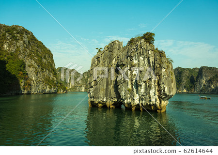 越南下龍灣和藍色的大海和島嶼包圍的島嶼 62614644