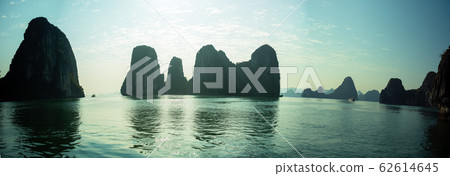 Blue sea and islands of Halong Bay, Vietnam 62614645