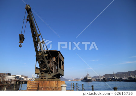 Crane and submarine from the array to the horizon Crane and submarine from the array to the horizon 62615736