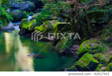 It is a magnificent mountain stream landscape. It is an image of myth legend, devil's tongue shake (read as Oninoshitabrui), silence and myth. 62617432