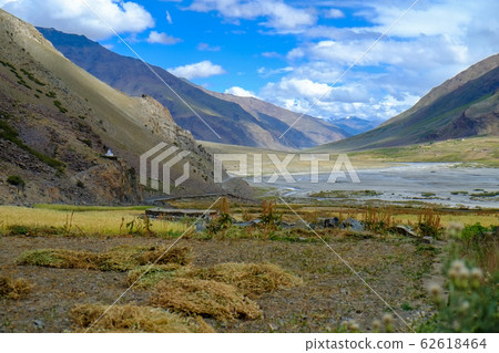 從印度拉達克地區乘摩托車旅行到陸地上的孤島Zanskar時的風景。 62618464
