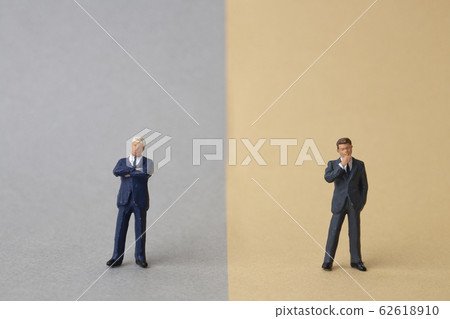 不同顏色背景的商務人士 62618910