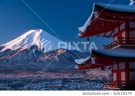 《Yamanashi Prefecture》Japanese winter, snowy red Fuji and five-storied tower 《Arakurayama Sengen Park》 《Yamanashi Prefecture》Japanese winter, snowy red Fuji and five-storied tower 《Arakurayama Sengen Park》 62619374