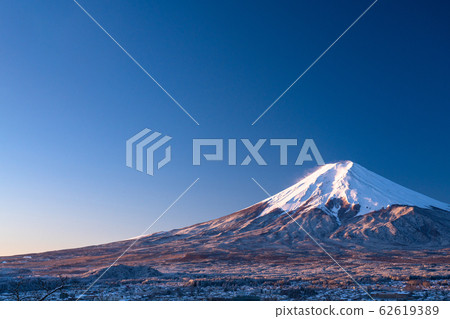 《山梨縣》日本冬雪白富士山和富士吉田的城市景觀《新山山仙根公園》 62619389