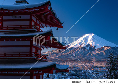 《Yamanashi Prefecture》Japanese winter, snowy red Fuji and five-storied tower 《Arakurayama Sengen Park》 《Yamanashi Prefecture》Japanese winter, snowy red Fuji and five-storied tower 《Arakurayama Sengen Park》 62619394