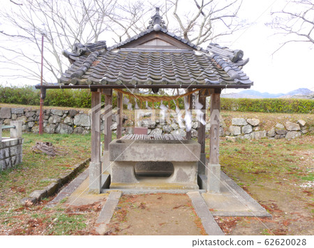 筱山城位於本丸青山神社的廢墟上，``重要的傳統建築保護區''，``國家指定古蹟'' 62620028