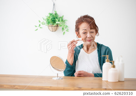 成熟的女人做化妝 成熟的女人做化妝 62620310