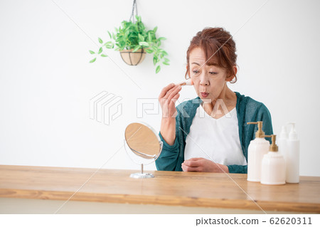 成熟的女人做化妝 成熟的女人做化妝 62620311