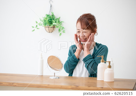 Mature woman doing skin care 62620515