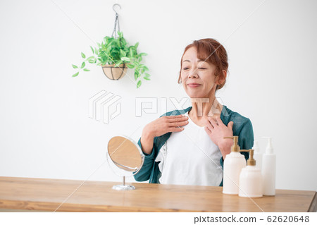 Mature woman doing makeup Mature woman doing makeup 62620648