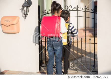 Elementary school students returning home Elementary school students returning home 62621077