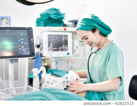 Medical nurses care and comfort senior patients in hospitals in Thailand, Chiang Mai at 2 am on 11/05/2019 62622515