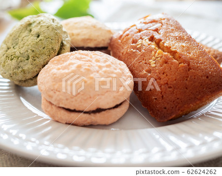Financier and macaroons Financier and macaroons 62624262